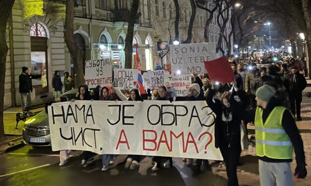 <span class="entry-title-primary">Több ezer ember tüntetett Szabadkán</span> <span class="entry-subtitle">A Svetozar Marković Gimnázium mellett a Politechnikai Középiskolában is sztrájk lesz hétfőn</span>