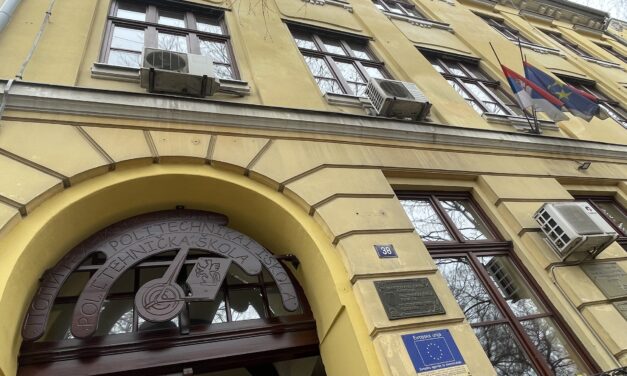 A szabadkai Politechnikai Középiskolában a tanárok fele nem tart órát