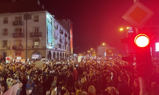 <span class="entry-title-primary">Ha most feladjuk, eltaposnak minket, mint a csótányokat! (Galéria)</span> <span class="entry-subtitle">Több ezren tüntettek Szabadkán, a földművesek traktorokkal védték őket</span>