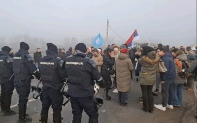 Tömegoszlatásra felfegyverzett rendőrök tartóztatták fel az Újvidékre tartó gazdákat