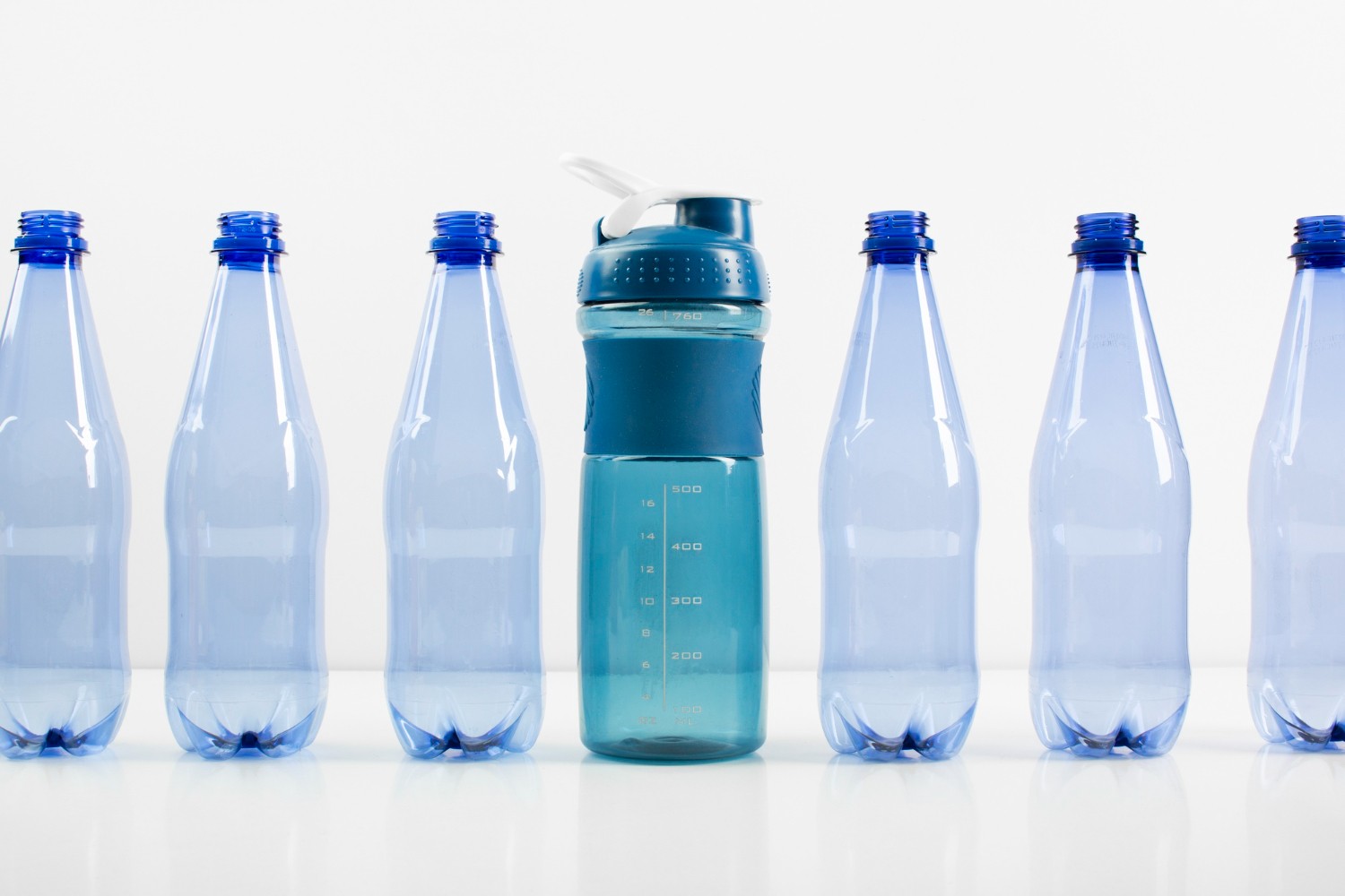 Hogyan szabadulhatunk meg a PET palackos ásványvizek magas költségeitől? (Fotó: Freepik)