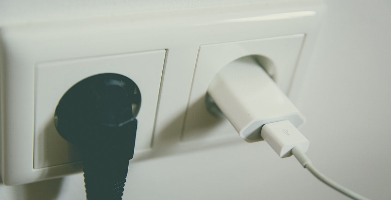 Rejtett megoldások a mindennapokra: beépíthető konnektorok és elosztók