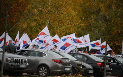 Elbocsátással fenyegetik a munkavállalókat, amennyiben nem jelennek meg a Szerb Haladó Párt gyűlésén
