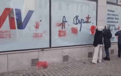 Civil aktivisták véres kezeket festettek a Szerb Haladó Párt újvidéki irodájára