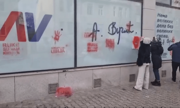 Civil aktivisták véres kezeket festettek a Szerb Haladó Párt újvidéki irodájára