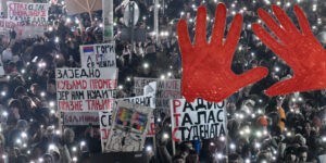 Egyetemisták tüntetnek Belgrádban a Szerbiai RTV székháza előtt 2025. január 17-én (Fotó: Vesna Lalić/Nova.rs)