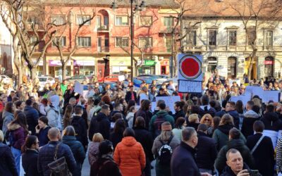 A mi ügyünk is Azok a fiatalok lázadtak fel, akikről azt állítottuk, semmi sem érdekli őket, csak a mobiljuk – Miért láthatatlan a magyar közösség a tüntetéseken?