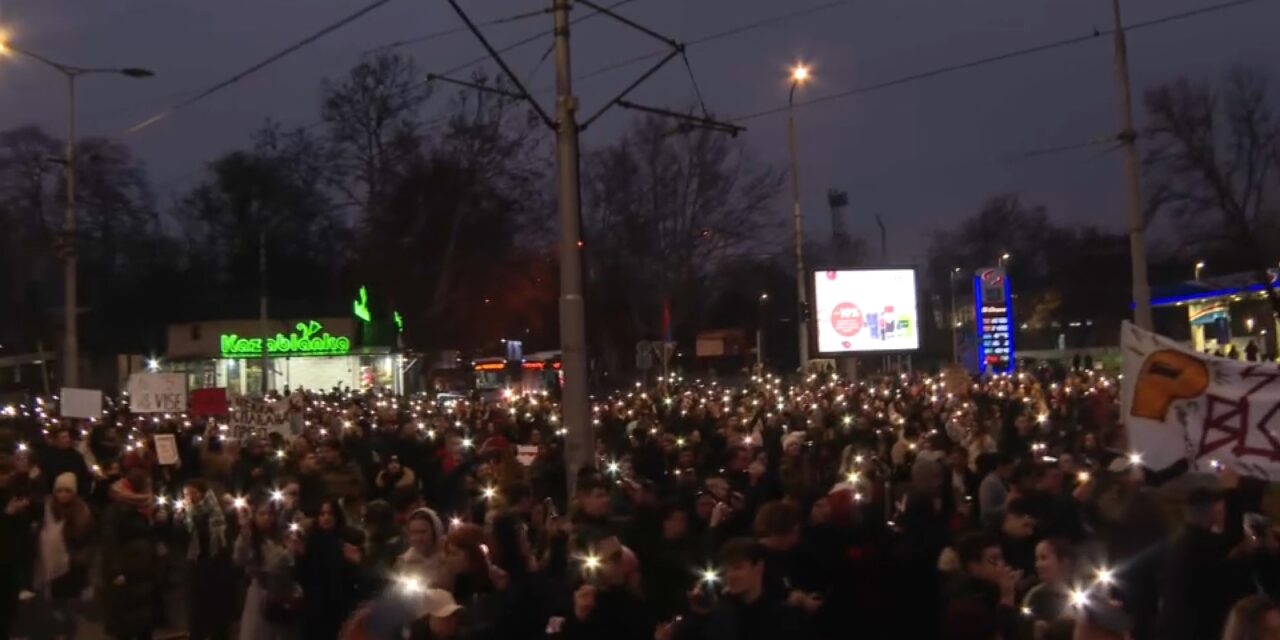 Itt vannak a számok, hányan tüntettek, és mennyien mentek el a haladók rendezvényére