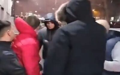A középső ujj felfestése után az egyik provokátor megharapta az egyetemistát (videó)