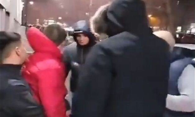 A középső ujj felfestése után az egyik provokátor megharapta az egyetemistát (videó)