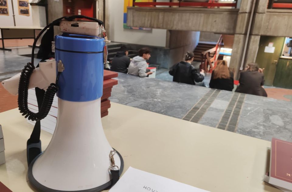 Verőlegények támadtak az egyetemistákra Újvidéken, többen megsérültek