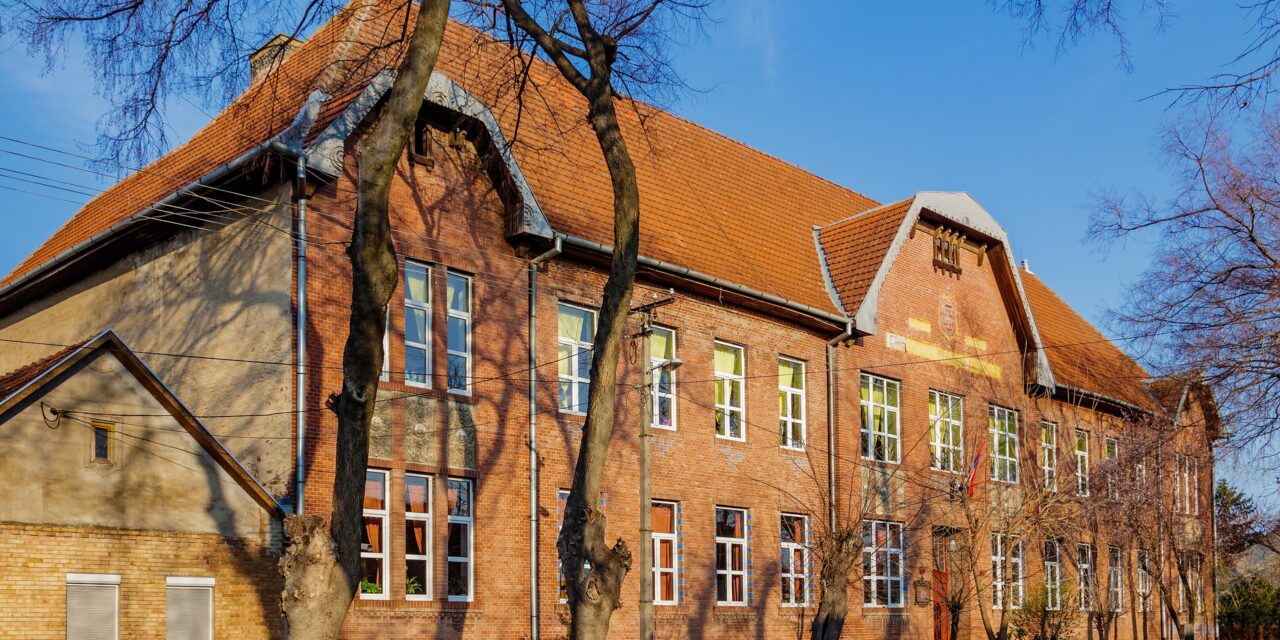 A bombariadó ellenére sem evakuálták a topolyai iskolát