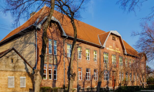 A bombariadó ellenére sem evakuálták a topolyai iskolát