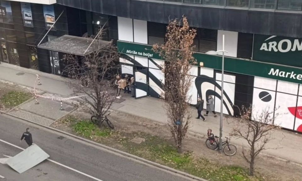 Leszakadt egy elem az újvidéki Aleksandar üzletközpont előtetőjéről (Fotó)