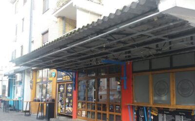 Kicserélték a veszélyesnek tűnő előtetőt Szabadka központjában