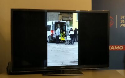Egy fagyos reggelen, titokban akarták az engedély nélküli épületből kicsempészni a lakókat (Videó)