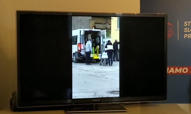 Egy fagyos reggelen, titokban akarták az engedély nélküli épületből kicsempészni a lakókat (Videó)