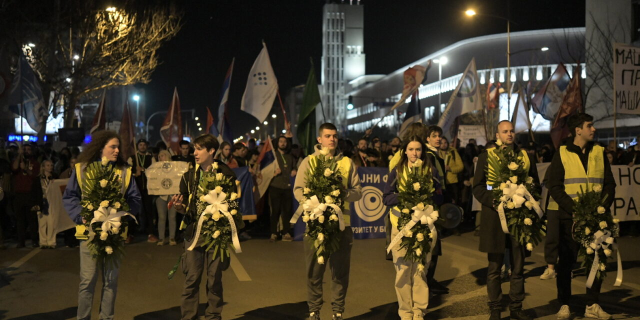 Tizenöt koszorút vittek az egyetemisták az újvidéki vasútállomáshoz (Videó)