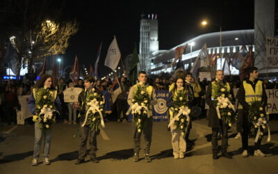 Tizenöt koszorút vittek az egyetemisták az újvidéki vasútállomáshoz (Videó)