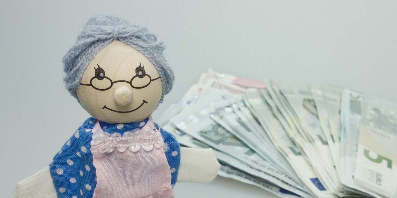 Szép summát adhat év végén a kormány a nyugdíjasoknak