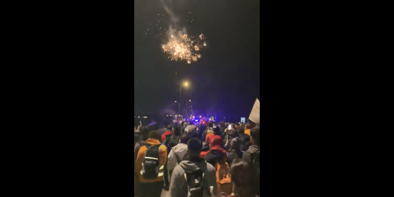 Tűzijátékkal köszöntötték az Ópázovára érkező egyetemistákat (Videó)