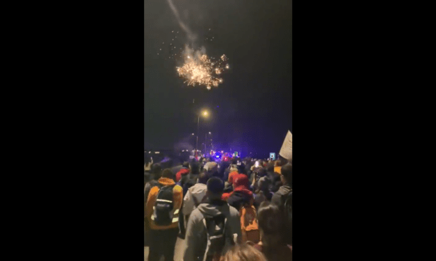 Tűzijátékkal köszöntötték az Ópázovára érkező egyetemistákat (Videó)