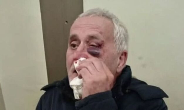 Erőszakellenes plakátokat ragasztott, amikor megverték