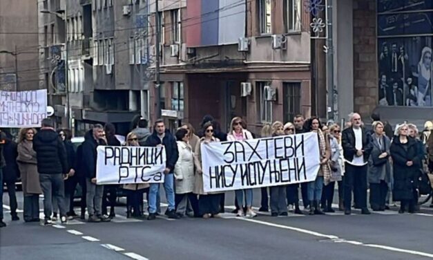 Lezártak egy utcát a Szerbiai Rádió és Televízió dolgozói