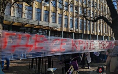 Véget ért a bíróság előtti tüntetés Újvidéken, szombaton a hírszerzés épületéhez mennek