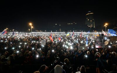 Több tízezren tüntettek Robert Fico kormánya és a korrupció ellen Szlovákiában