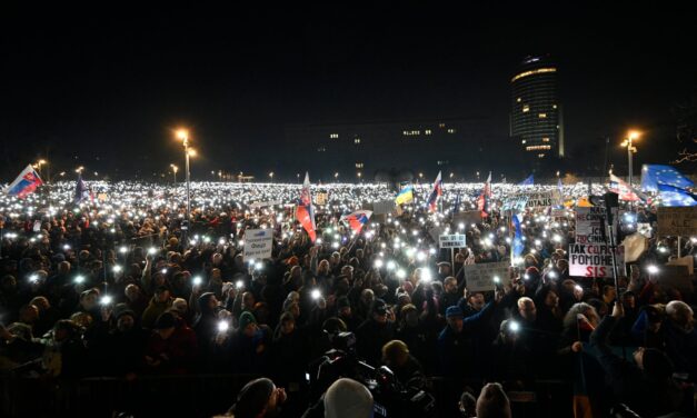 Több tízezren tüntettek Robert Fico kormánya és a korrupció ellen Szlovákiában