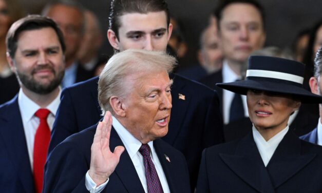 Trump letette az elnöki esküt