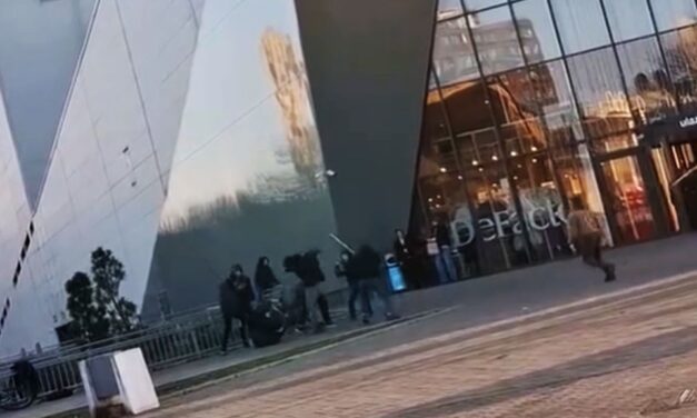 Négy kiskorút vettek őrizetbe, akik rudakkal támadtak kamaszokra a Promenada előtt