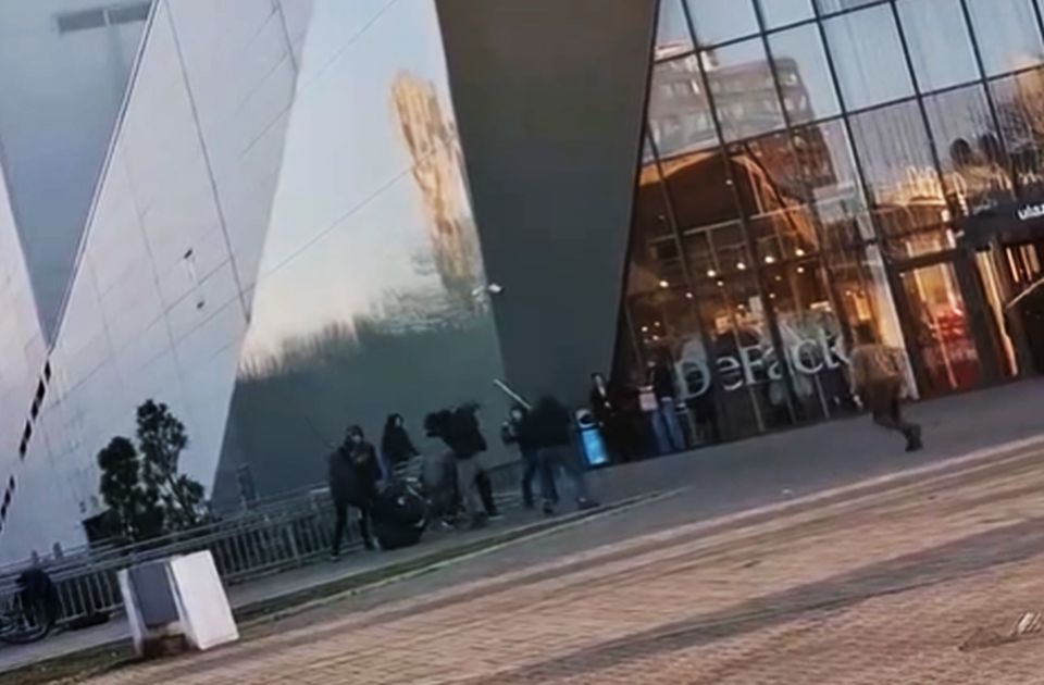 Négy kiskorút vettek őrizetbe, akik rudakkal támadtak kamaszokra a Promenada előtt