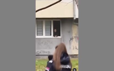 Husánggal és késsel fenyegette a békés megemlékezésről iskolába visszatérő diákokat (Videó)