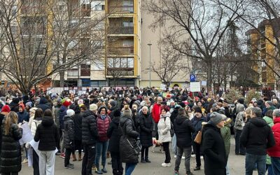 A rendőrség leállította a tanárokkal teli autóbuszt, a szülők bementek az iskolába Újvidéken Tüntetések országszerte