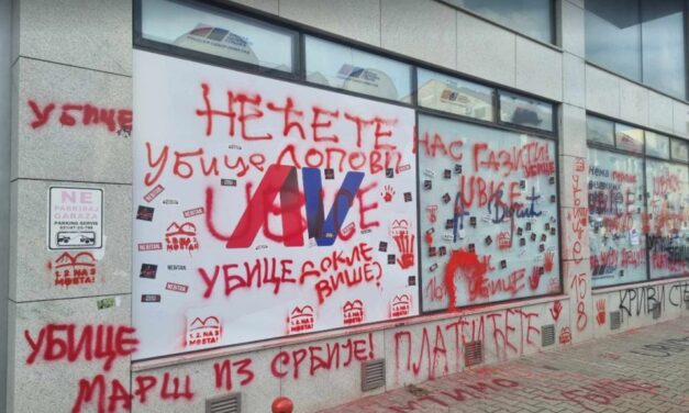 Kidekorálták a haladók egyik újvidéki irodáját a tiltakozó egyetemisták
