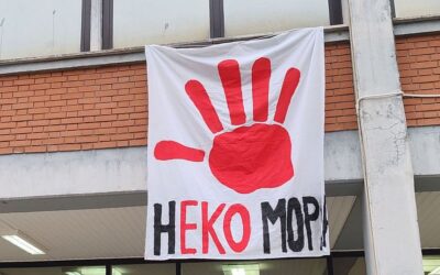 Vasárnap mindenki tűzze ki az ablakára, kerítésére, erkélyére a véres kéz szimbólumát
