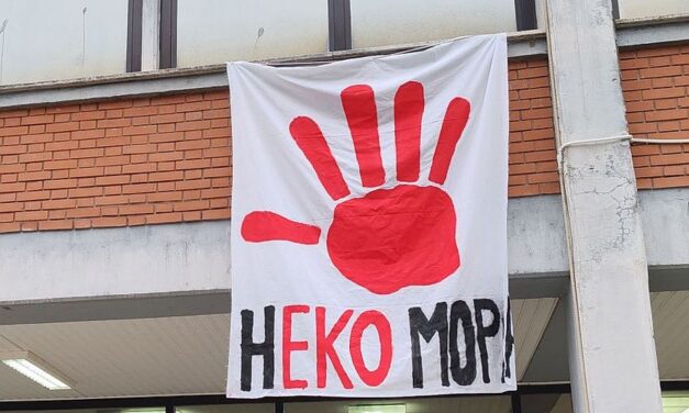 Vasárnap mindenki tűzze ki az ablakára, kerítésére, erkélyére a véres kéz szimbólumát