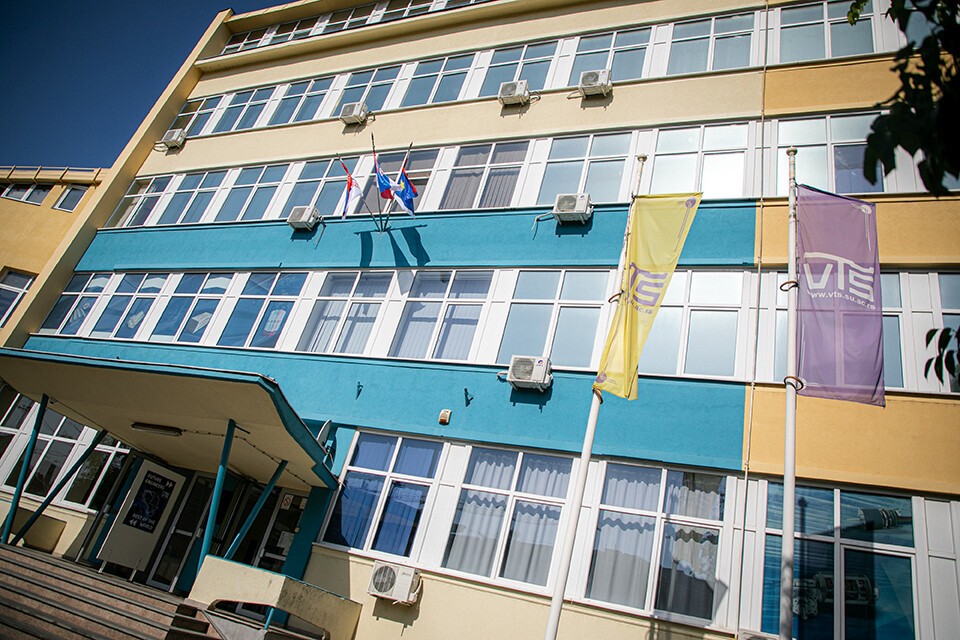 A vezetőség lecserélte a zárat a szabadkai Műszaki Szakfőiskola épületén, a blokádot tartó egyetemisták tiltakoznak