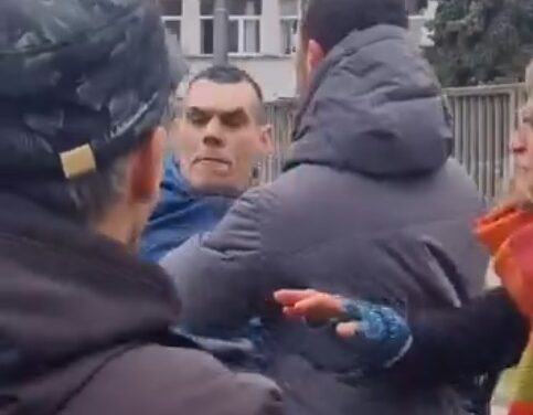 Az autós megpróbált áthajtani az újvidéki iskolások blokádján (Videó)