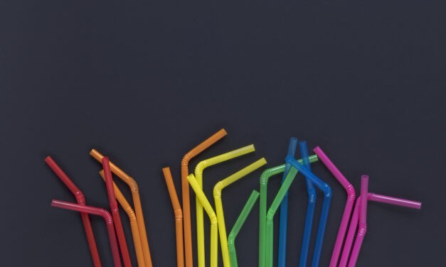 Trump aláírta a rendeletet, ami visszahozza a műanyag szívószálat