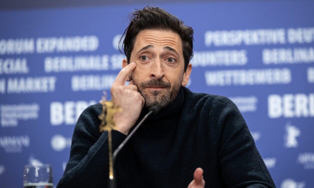 Egy sminkes azt hitte, hogy műorr és mindenáron megpróbálta leszedni Adrien Brody arcáról