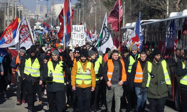 A belgrádi diákok gyalog mennek Újvidékre a tragédia évfordulóján