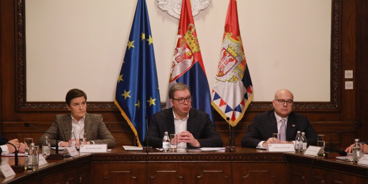 Vučić el akarja terelni a figyelmet és jó pontokat szerezni a Nyugattól