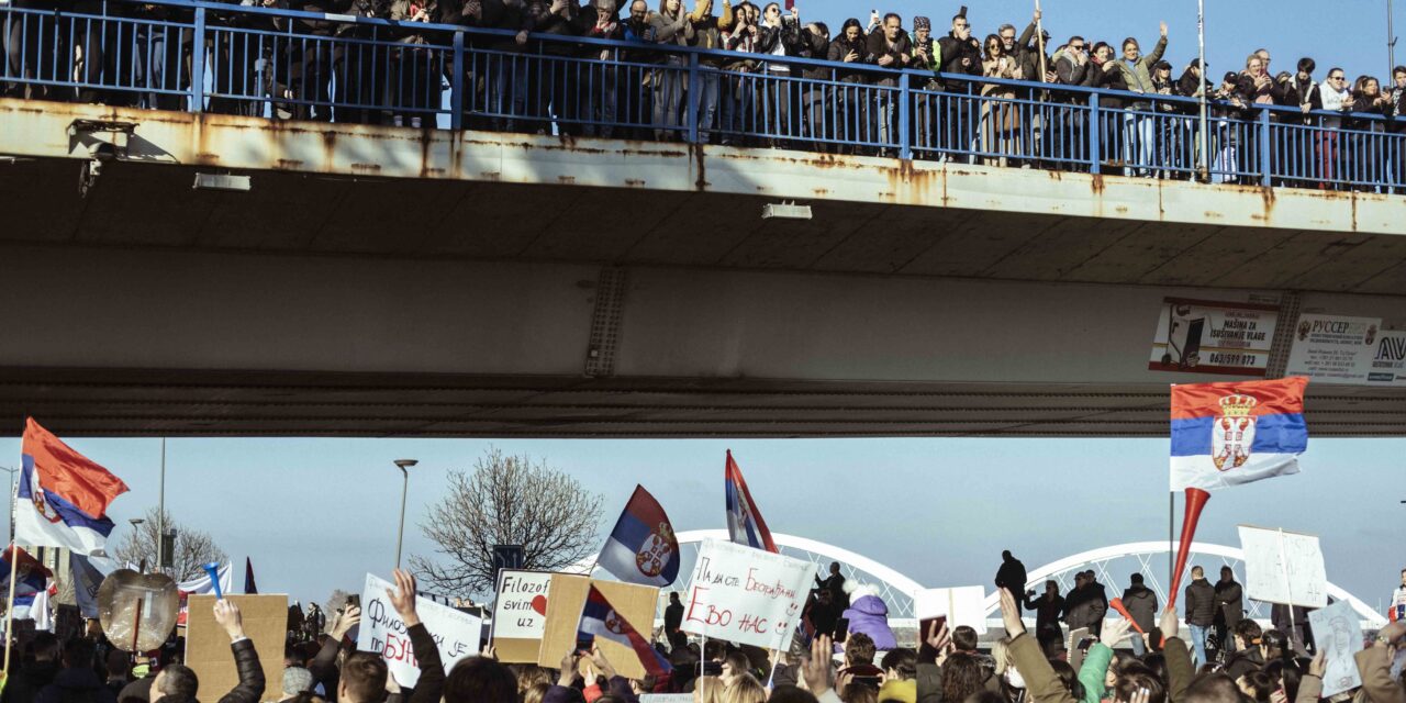 <span class="entry-title-primary">„Ez a mi országunk”</span> <span class="entry-subtitle">Incidens nélkül zajlott a három híd blokádja - Végeláthatatlan tömeg Újvidéken</span>