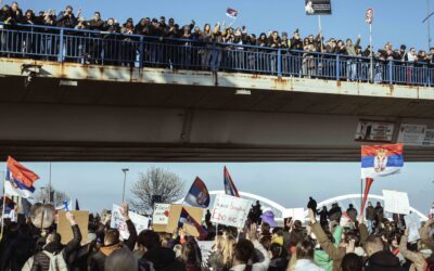 „Ez a mi országunk” Incidens nélkül zajlott a három híd blokádja - Végeláthatatlan tömeg Újvidéken