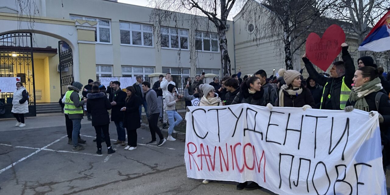 A harangok is megszólalnak értük, amerre csak járnak