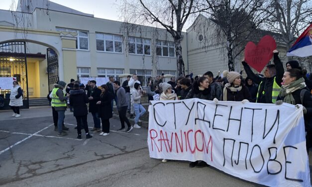 A harangok is megszólalnak értük, amerre csak járnak