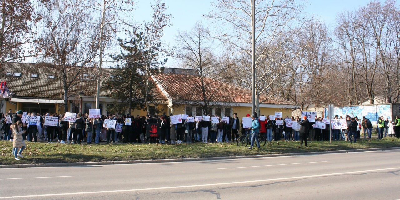 <span class="entry-title-primary">A gyerekeket támogatnunk kell az igazságosságért folytatott harcukban!</span> <span class="entry-subtitle">Blokád alatt a szabadkai Egészségügyi Középiskola</span>